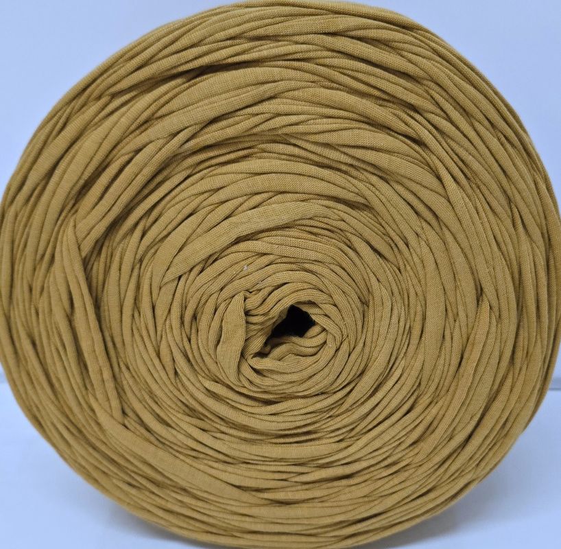 Tumma sinapinkeltainen jumborulla