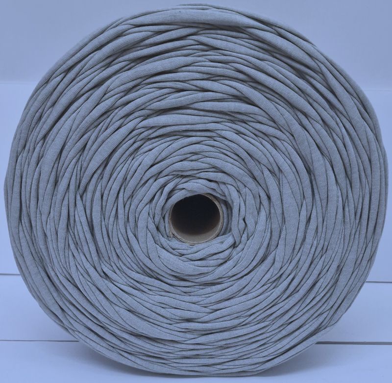 Vaaleanharmaa jumborulla