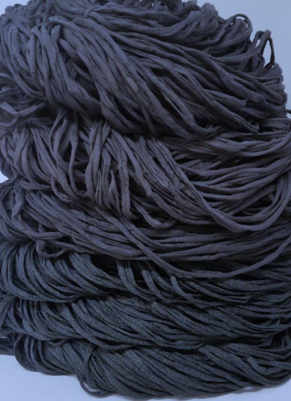 Tummanharmaat trikookuteet