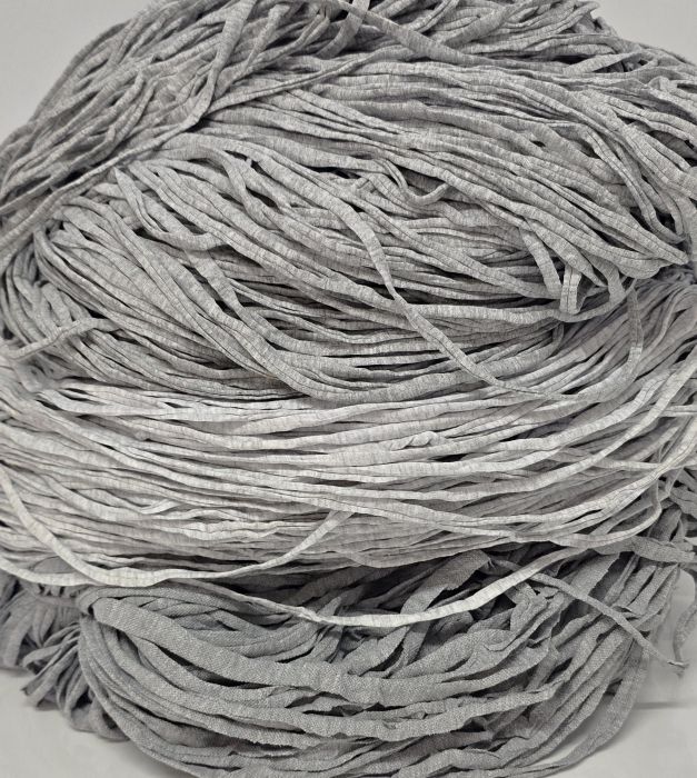 Vaaleanharmaat trikookuteet