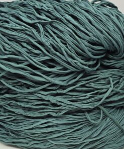 Antiikinvihreä trikookude vyyhdeissä